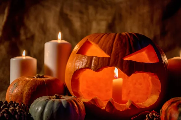 Cabeza de calabaza de Halloween con velas encendidas — Foto de Stock