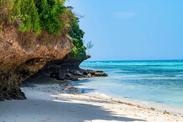Güzel sahil şeridi ile plaj manzara