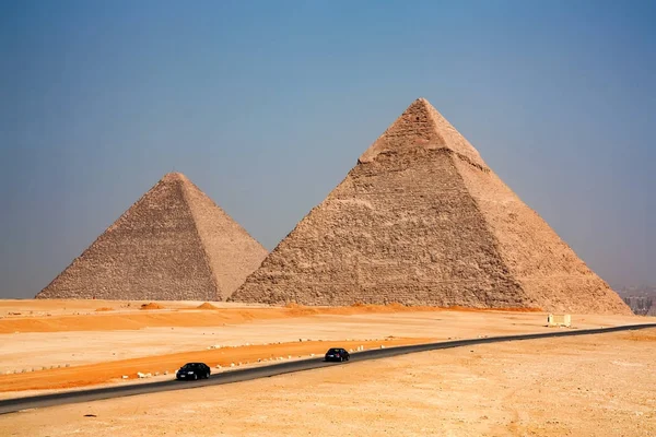 Die großen Pyramiden, die über die Stadt Giza hinausragen — Stockfoto