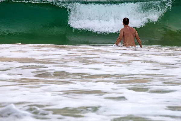 폭풍 동안 서핑에서 수영 하는 남자 — 스톡 사진