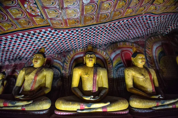 Images de Bouddha méditant à Dambulla — Photo