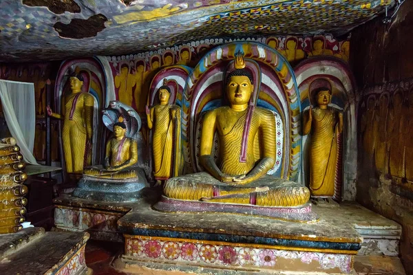 Immagini di Buddha meditante a Dambulla — Foto Stock