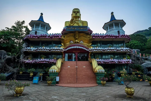 Schöner goldener Tempel in Dambulla — Stockfoto