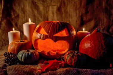 Mumlar yanan ile Halloween balkabağı kafa