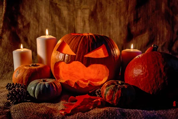 Mumlar yanan ile Halloween balkabağı kafa