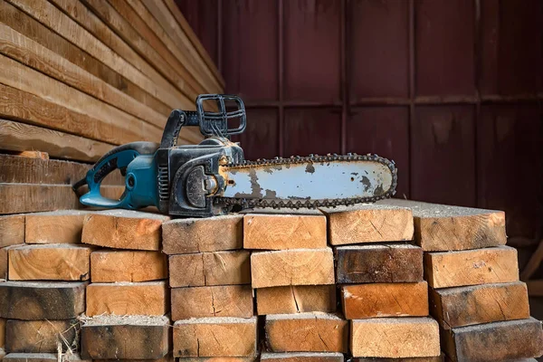 Scie à chaîne sur fond de bois — Photo
