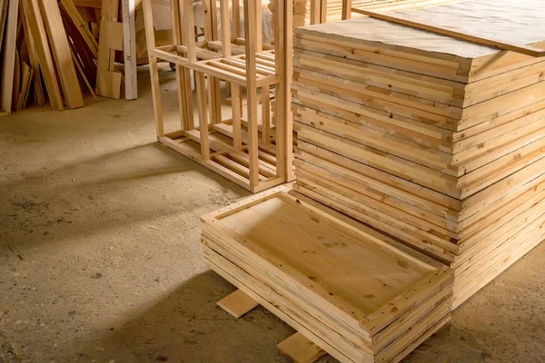 Μέσα εργαστήριο επεξεργασίας ξύλου με ξυλεία στο μέτωπο — Φωτογραφία Αρχείου