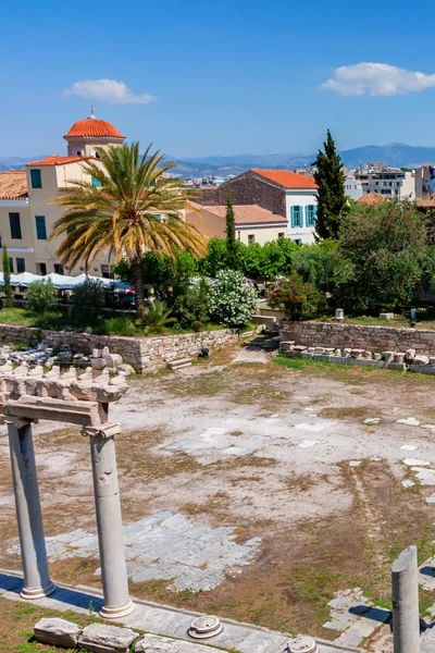 ATENAS, GRÉCIA - JUNHO, 2011: Agora ruínas ao lado da Acrópole — Fotografia de Stock
