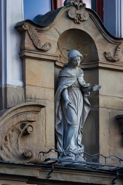 Krakow, Polen - juni 2012: Religiös staty i nisch — Stockfoto