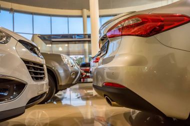 Galeride yeni arabalar