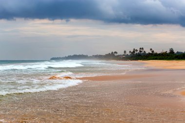 Bir tropik ada bir plajda Moonsoon