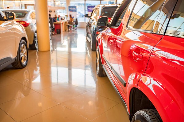 Новые автомобили в салоне дилера
