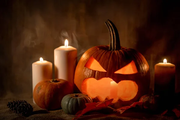 Cabeza de calabaza de Halloween con velas encendidas — Foto de Stock