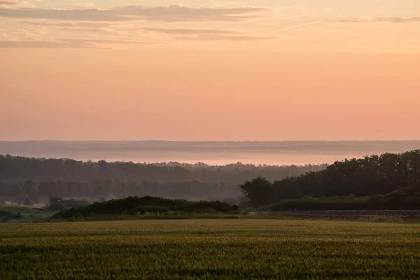 Belle vue sur le lever du soleil brumeux dans la vallée — Photo