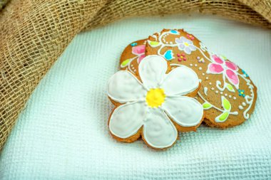 Romantik bir şekilde dekore edilmiş gingerbread kümesi