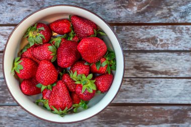 Bir kasede taze çilek