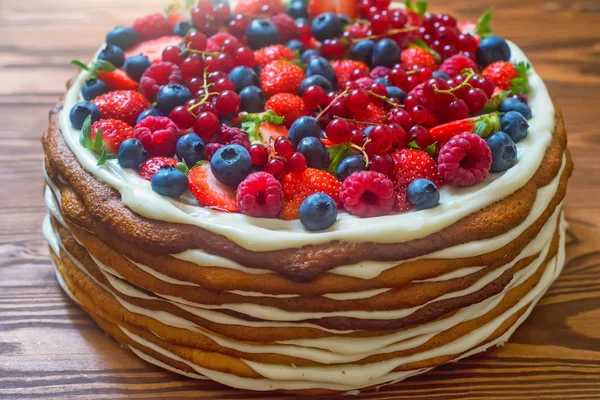 Вид зверху смачний торт з ягодами — стокове фото