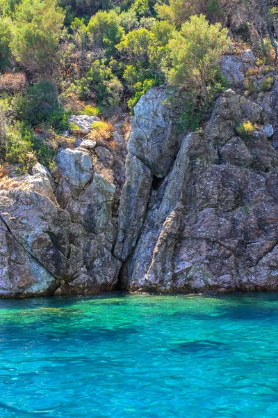 Turkuaz su ve kayalık sahil — Stok fotoğraf