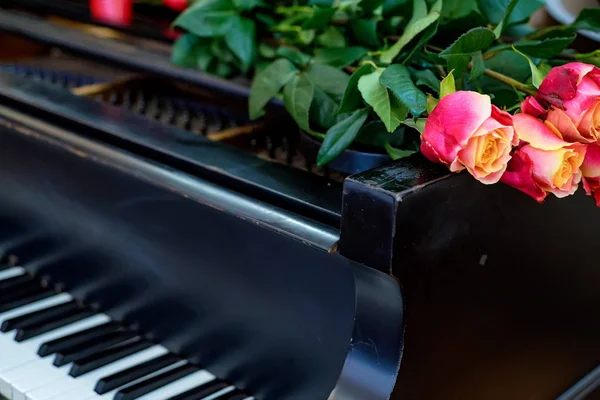 Rosa flores en la cubierta del piano —  Fotos de Stock