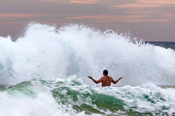 폭풍 동안 서핑에서 수영 하는 남자 — 스톡 사진