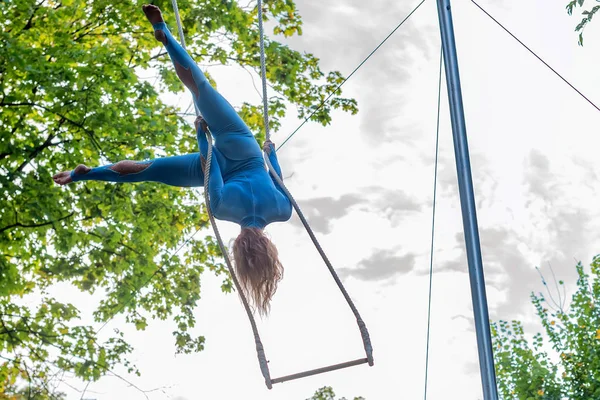 Vue de dos jeune attrayant trapèze artiste féminine — Photo