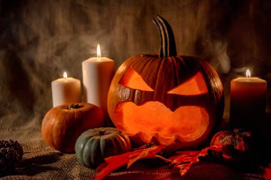 Mumlar yanan ile Halloween balkabağı kafa