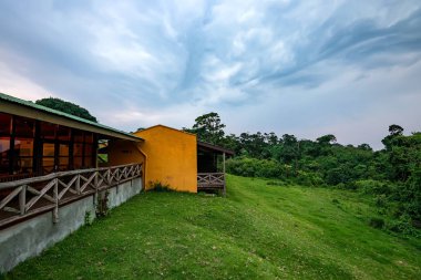 Ova üzerine lodge terasından doğal görünümü