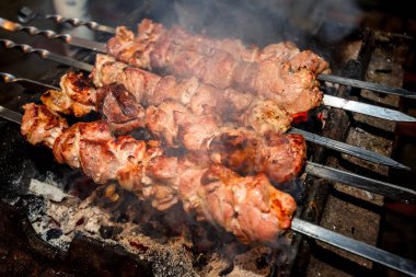 Şaşlık mangal üzerinde hazırlanıyor