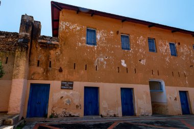 Eski hapishane avlusunda hapishane Adası