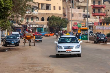 Giza, Mısır - Şubat 2010: Şehir sokak güneşli