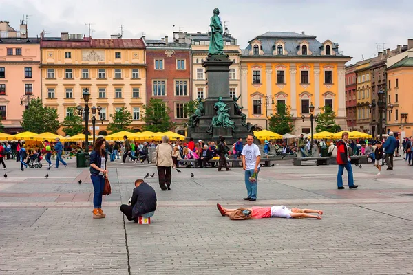 KRAKOW, POLONIA - JUNIO, 2012: Monumento a Mickiewicz — Foto de Stock
