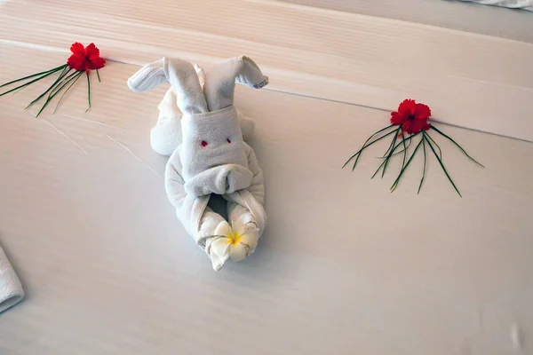 Coniglio asciugamano bianco da vicino in hotel — Foto Stock