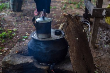 Pot ve metal kupa ateşle kamp yakın çekim