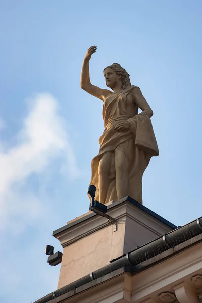 Női szobor, a tető-Krakkó, Lengyelország — Stock Fotó