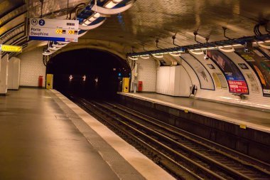 Paris, Fransa - Haziran 2014: Tünel Paris metro istasyonu