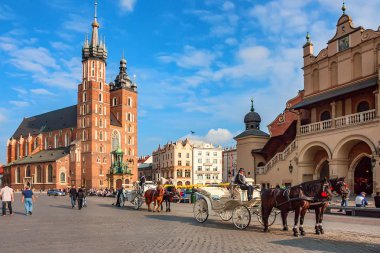 Krakow, Polonya - Haziran 2012: St.Marys Bazilikası'nın ve Cloth Hall