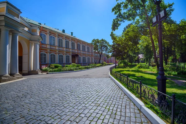 ST.PETERSBURG, RUSIA - JUNIO, 2015: MONASTERIO — Foto de Stock