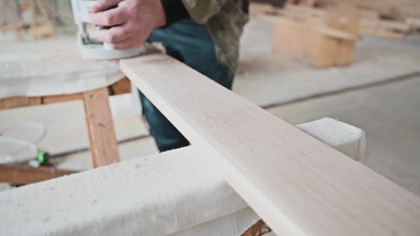 Hombre procesando madera con router en un taller — Vídeos de Stock