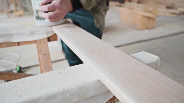 Man processing wood with router in a workshop — Stock Video