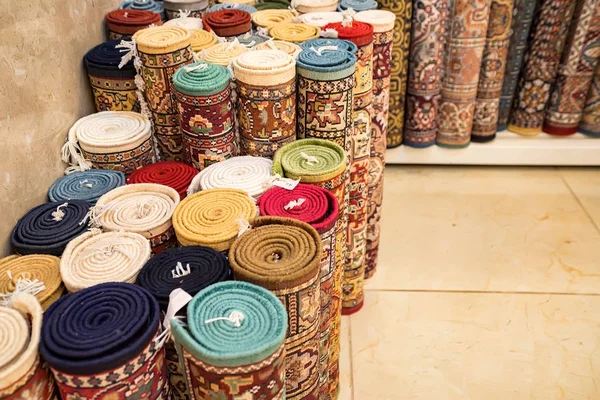 Kleurrijk tapijt gerold in Oosterse markt — Stockfoto