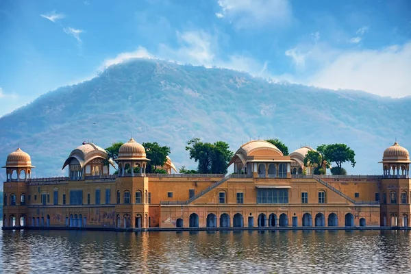 Jal Mahal ve adam Sagar Gölü Rajasthan, Hindistan. — Stok fotoğraf