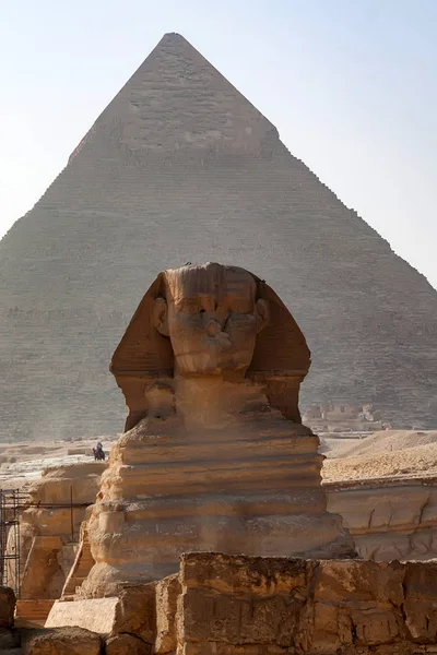 Gran Esfinge y Pirámide de Khafre en Giza —  Fotos de Stock