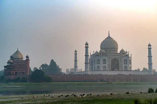 Taj Mahal vista panorámica del atardecer en Agra, India . — Foto de Stock