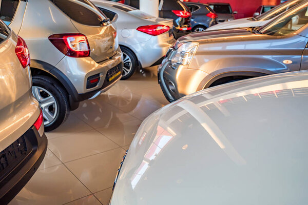 Новые автомобили в салоне дилера
