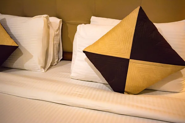 Cuscino decorativo sul letto — Foto Stock
