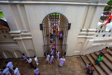 Kandy, Sri Lanka - Kasım 2013: fil kapısı tapınak diş