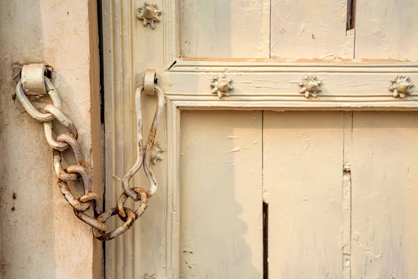 Dobradiça velha na porta branca vintage na Índia — Fotografia de Stock