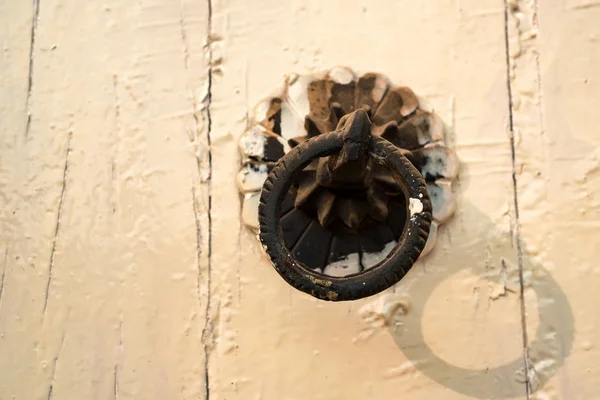 Stary Dziurka na vintage białe drzwi w Indiach — Zdjęcie stockowe