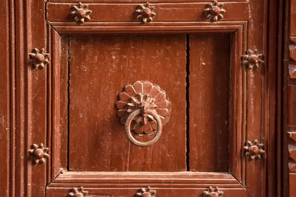 在印度老式红门的老门把手 — 图库照片