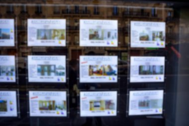 Bulanık emlak reklamları duvar sokak